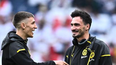 Bild: Tom Weller/dpa
Nico Schlotterbeck (l) und Mats Hummels waren Abwehrkollegen bei Borussia Dortmund. (Archivbild)