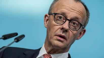 Bild: Michael Kappeler/dpa
Kanzler Merz bekräftigt seine Kritik an der Höhe des Krankenstandes in Deutschland