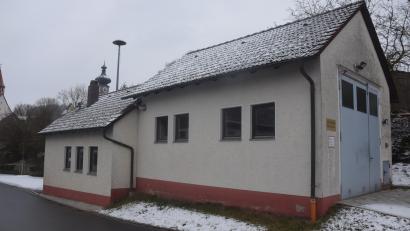 Bild: fz
Das Feuerwehrhaus der Feuerwehr Edeldorf in Wilchenrieth wird "ertüchtigt". Der Neubau wurde zurückgestellt. Ein Problem kann dabei nicht behoben werden – die Schutzausrüstung mit unterzubringen.