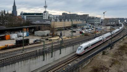 Bild: Stefan Puchner/dpa
Seit heute rollen die Fernzüge am Ulmer Hauptbahnhof wieder. (Archivbild)