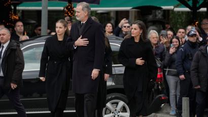 Bild: Petros Giannakouris/AP/dpa
Spaniens König Felipe und seine Familie nehmen Abschied von der „schrulligen Tante“.