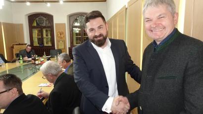 Bild: ui
Bürgermeister Sebastian Giering gratuliert Walter Rustler direkt nach der Abstimmung im Neustädter Stadtrat zur Ernennung als Europa-Beauftragter der Stadt. Der 59-Jährige ist damit quasi Nachfolger des verstorbenen Hans Schreyegg, des Ehrenvorsitzenden der Arbeitsgemeinschaft Neustadt in Europa.