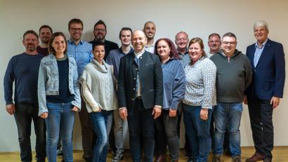 Bild: Katrin Seitz
Die nominierten Kandidaten für die Gemeinderatswahl in Ensdorf mit Spitzenkandidat und Bürgermeister Hans Ram (vorne, Dritter von links), Ortsvorsitzendem Bastian Bartmann (hinten, Vierter von links) und dem Landratskandidaten der SPD Amberg-Sulzbach, Michael Rischke (rechts)