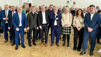 Bild: Gerhard Krones
Bürgermeister Marcus Eichenmüller mit den Vertretern der beiden Kirchen (von links) Pfarrer Stefan Fisher und Helmut Brügel, Ambergs Oberbürgermeister Michael Cerny, Landrat Richard Reisinger, dem ehemaligen Bürgermeister Josef Reindl und Stadtrat Thomas Hottner.