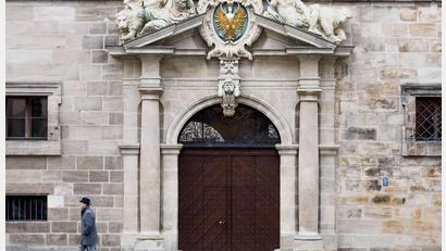 Bild: Nicolas Armer/dpa
Die Wanderausstellung wurde zum Internationalen Tags der
Menschenrechte am 10. Dezember 2025 in Nürnberg eröffnet. (Symbolbild)