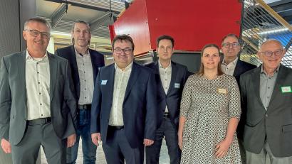 Bild: Wolfgang Steinbacher
In Amberg schließen sich fünf Steuerberatungsgesellschaften zu einer großen zusammen. Die Chefetage beantwortete bei einer Veranstaltung die zahlreichen Fragen, die sich dabei aufgetan haben (von links): Thomas Rumpler, Martin Preischl, Stefan Kriegler, Christopher Sirtl, Julia Graml, Martin Deubzer und Anton Hausler.