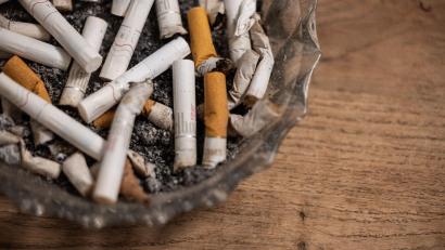 Bild: Hannes P Albert/dpa
Rauchen hängt eng mit dem Risiko für Lungenkrebs zusammen.