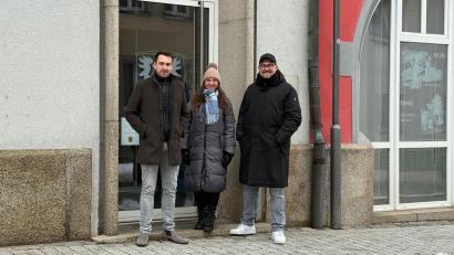 Bild: Roland Wellenhöfer
Gute Nachricht aus dem Rathaus erhielt (von links) Bürgermeisterkandidat David Frischholz mit seinen Mitstreitern Dorothea Brack und Sven Lehner. Die Gruppierung "Miteinander für Erbendorf" hat die erforderlichen Unterschriften für den Antritt bei der Kommunalwahl erreicht.