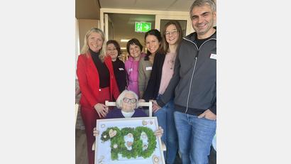 Bild: Marina Fink
Große Freude zum 100. Geburtstag: Anna Wendl mit den Gratulanten aus dem Caritas-Haus St. Barbara.