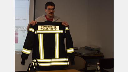Bild: bnr
Kommandant Sebastian Schad von der Feuerwehr Wölsendorf stellte dem Gemeinderat die neue Schutzausrüstung vor.