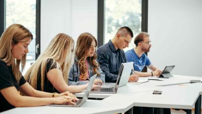 Bild: Jolanda Selting/ OTH Amberg-Weiden
OTH Professional bietet ein breites Angebot an berufsbegleitenden Studiengängen, Kursen und Zertifikaten an und ermöglicht damit Weiterbildung auf Hochschulniveau.