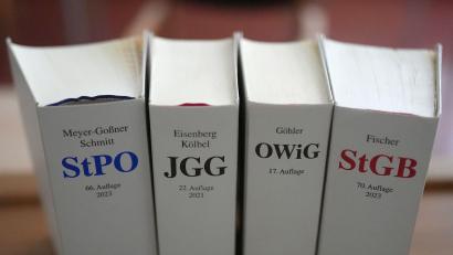 Symbolbild: Marcus Brandt/dpa
Eine komplette gerichtliche Aufarbeitung des schweren Verkehrsunfalls zwischen Perschen und Pfreimd gab es nicht. Der Angeklagte beschränkte seinen Einspruch gegen den Strafbefehl auf das Fahrverbot.
