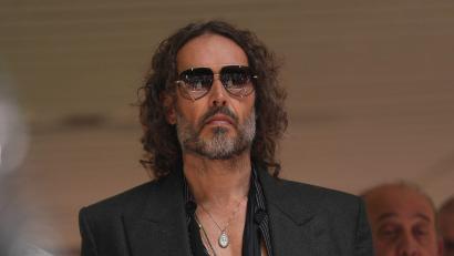 Bild: Yui Mok/PA Wire/dpa
Russell Brand muss trotz der schweren Vorwürfe wegen mutmaßlich sexueller Übergriffe nicht in Untersuchungshaft. (Archivfoto)