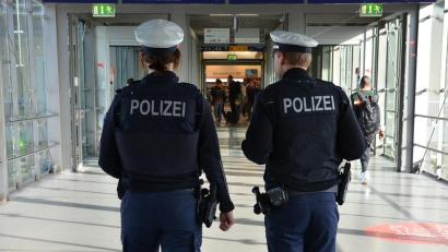 Symbolbild: Petra Hartl
Zwei Männer sind am Regensburger Hauptbahnhof mit Pfefferspray angegriffen und um 3000 Euro betrogen worden. Die Polizei sucht Zeugen.