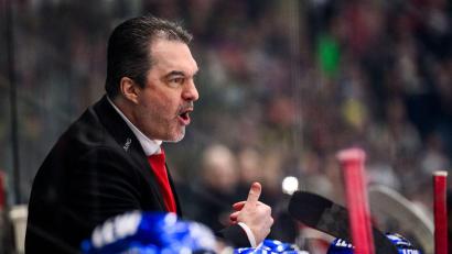 Bild: Tom Weller/dpa
Augsburgs Sportdirektor Larry Mitchell lobt Torwart Peyton Jones. (Archivbild)