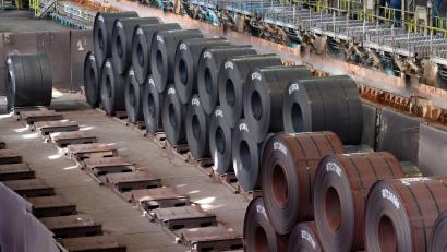 Bild: Soeren Stache/dpa-Zentralbild/dpa
Die deutsche Industrie klagt sehr viel seltener über Materialmangel. (Archivbild)