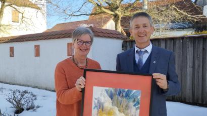 Bild: Kiessling
Die Künstlerin Gerti Räß präsentiert im Rathaus in Ursensollen ihre Werke im Rahmen der Ausstellung „Begegnungen“.