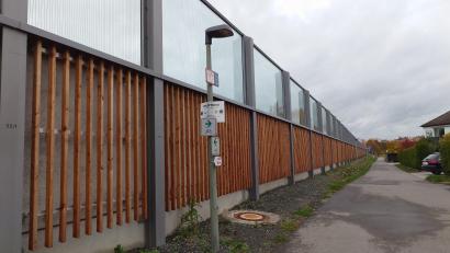 Archivbild: lue
Beton, Holz und Acrylglas: In etwa wie die Lärmschutzwand an der Tirschenreuther Umgehung soll die Einrichtung an der Seepromenade in Kemnath aussehen.