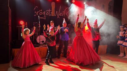 Bild: Ramona Frauendorfer
Während Präsidentin Regina Merkl (hinten links) und Hofmarschall Martin Merkl (hinten rechts) die Ballbesucher im ausverkauften Josefshaus in Prosa begrüßten, taten dies (vorne von links) Prinzessin Lona I., Prinz Leopold I., Prinzessin Jessica I. und Prinz Andy I. in Versform.