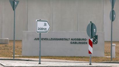 Bild: Karl-Josef Hildenbrand/dpa
Wegen der Misshandlung von Häftlingen sind drei Beamte der JVA Augsburg-Gablingen angeklagt worden. (Archivbild)