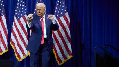 Bild: Evan Vucci/AP/dpa
Für ihn sind viele seiner durchgesetzten Zölle eine Freude: US-Präsident Donald Trump. (Archivbild)