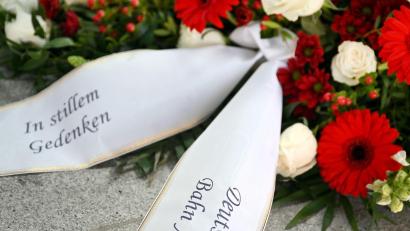 Bild: Angelika Warmuth/dpa
Ein Gedenkgesteck der Deutschen Bahn. (Archivbild)