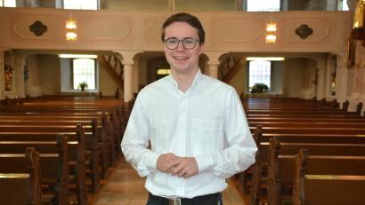 Archivbild: jr
Bastian Neumann in seiner Konnersreuther Heimatkirche. Der 30-Jährige wird ab 1. September 2026 neuer Bischofskaplan bei Bischof Dr. Rudolf Voderholzer.