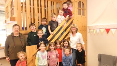 Bild: pi
Manuela Landgraf (rechts) folgt als Kindergartenleiterin auf Christine Schwepesch (links).