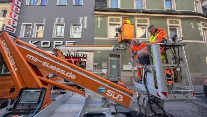 Bild: Wolfgang Steinbacher
Was machen die Männer mit den Hebebühnen in der Oberen Nabburger Straße in Amberg? Sie überprüfen die Wandhaken, an denen die Weihnachtsbeleuchtung hängt.