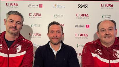 Bild: Pepiuk/exb
Daniel Liermann (Mitte) wird neuer Trainer der SpVgg Trabitz. Sehr zur Freude des Sportlichen Leiters Andreas Neumüller (links) und des Vorsitzenden Martin Pepiuk.