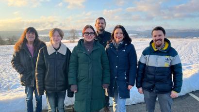 Bild: Die Linke Nordoberpfalz
Die Linke hat im Landkreis Tirschenreuth ihren Wahlkampf für die Kreistagswahl gestartet. An der Spitze der Wahlliste steht Stefanie Haaf (Dritte von links), die auch Landratskandidatin ist.