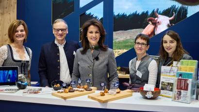 Bild: Henning Schacht/StMELF
Landwirtschaftsministerin Michaela Kaniber (Mitte) mit (von links) Inge Frank, Bernd Sommer, Martina Zanner und Julia Körner in der Bayernhalle.