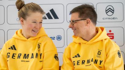 Bild: Peter Kneffel/dpa
Snowboarderin Jana Fischer (l) freut sich auf ihre dritten Winterspiele.