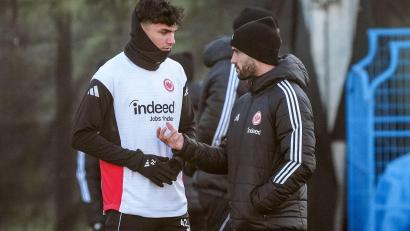 Bild: Marc Schüler/dpa
Eintracht-Interimscoach Dennis Schmitt (r.): In Baku gefordert.