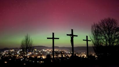 Bild: Uli Piehler
Polarlichter über der Kreuzigungsgruppe am Johannisberg bei Freudenberg (Landkreis Amberg-Sulzbach).