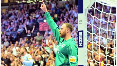 Bild: Sina Schuldt/dpa
Torwart Andreas Wolff hat sich für die EM-Schützenhilfe von Österreichs Handballern bedankt.