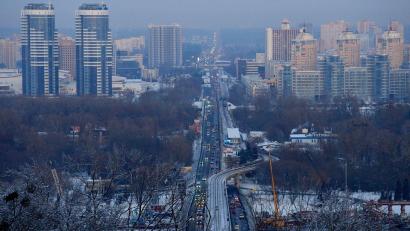 Bild: Efrem Lukatsky/AP/dpa
In den Stadtteilen Kiews am linken Ufer des Flusses Dnipro ist nach neuerlichen russischen Angriffen neben der Wärme- auch die Wasserversorgung ausgefallen. (Archivbild)