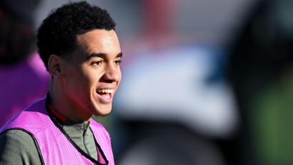 Bild: Sven Hoppe/dpa
Die Lust auf Fußball ist Rückkehrer Jamal Musiala beim Abschlusstraining der Bayern anzusehen.