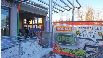 Bild: Portner
Trotz Baustelle geöffnet: Am Norma-Markt Oberviechtach sind seit April 2025 die Handwerker zugange – allerdings mit einigen Baustopps.