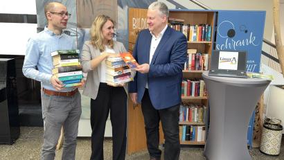 Bild: ge
Literatur steht im Mittelpunkt: Am Bücherschrank im VHS-Hauptquartier ließ sich Landrat Richard Reisinger von VHS-Chefin Claudia Mai und ihrem Vertreter Thomas Rode (von rechts) die Angebote zeigen und zur Leipziger Buchmesse einladen.