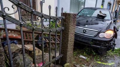 Bild: Armin Weigel/dpa
Der Mann soll den Wagen bewusst in die Menschengruppe gesteuert haben. (Archivbild)