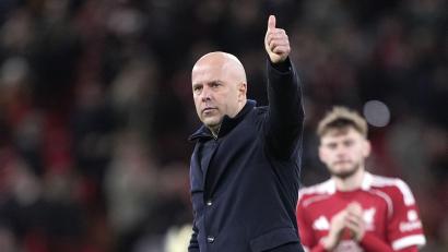 Bild: Peter Byrne/PA Wire/dpa
Daumen hoch: Liverpool-Trainer Arne Slot nahm auch eine merkwürdige Frage sportlich.