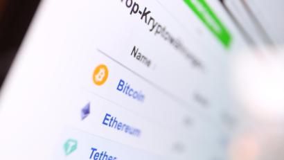 Symbolbild: Karl-Josef Hildenbrand
Mehrere Zehntausend Euro hat ein Amberger online investiert – im Glauben, es handele sich um eine seriöse Krypto-Trading-Plattform. In Wirklichkeit steckte eine professionelle, komplex aufgebaute Betrugsstrategie dahinter, die nur schwer zu durchschauen ist.