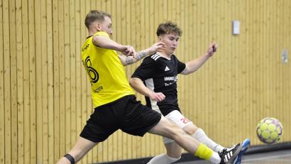Bild: Hubert Ziegler
Szene aus der Begegnung zwischen dem FC Amberg (links) und dem SV Inter Bergsteig Amberg beim Finale des Wagner-Cups.