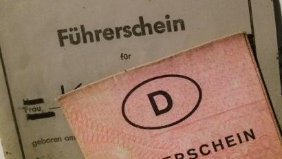 Archivbild: as
Alle alten Führerscheine sollen bis 2033 aus dem Verkehr gezogen werden. Dann gilt EU-weit das fälschungssicherere Scheckkartenformat.