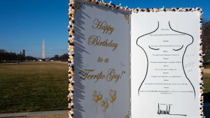 Bild: Andrew Leyden/ZUMA Press Wire/dpa
Bis heute sorgt der Fall des verurteilten und in seiner Zelle gestorbenen Sexualstraftäters Jeffrey Epstein für wilde Spekulationen.