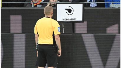 Bild: Uli Deck/dpa
Schiedsrichter Timo Gansloweit prüft eine Entscheidung am Bildschirm. (Archivbild)