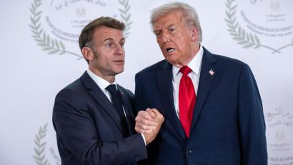 Bild: Michael Kappeler/dpa
Trump droht: Sollte Frankreich dem „Friedensrat“ nicht beitreten, könnte es hohe Zölle geben. (Archivbild)