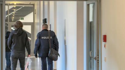 Bild: Leon Karwath
Am Donnerstag steht die Haftprüfung an – der Angeklagte (links) könnte möglicherweise bald wieder auf freien Fuß kommen.