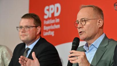 Bild: Uwe Lein/dpa
Matthias Miersch, Chef der SPD-Bundestagsfraktion (r), und Bayerns SPD-Fraktionschef Holger Grießhammer in Bad Aibling.